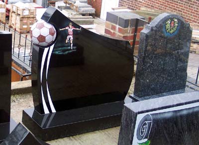 cierny2 Náhrobný kameň - futbalová lopta