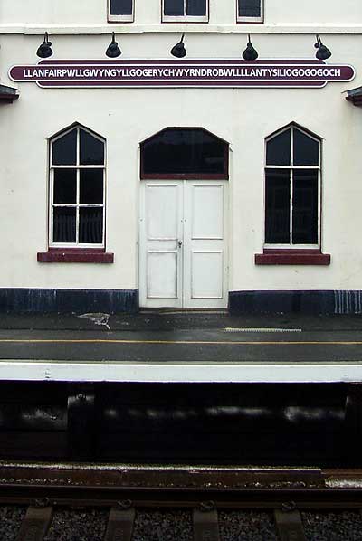ine7 Železničná stanica v Llanfairpwllgwyngyllgogerychwyrndrobwllllantysiliogogogoch